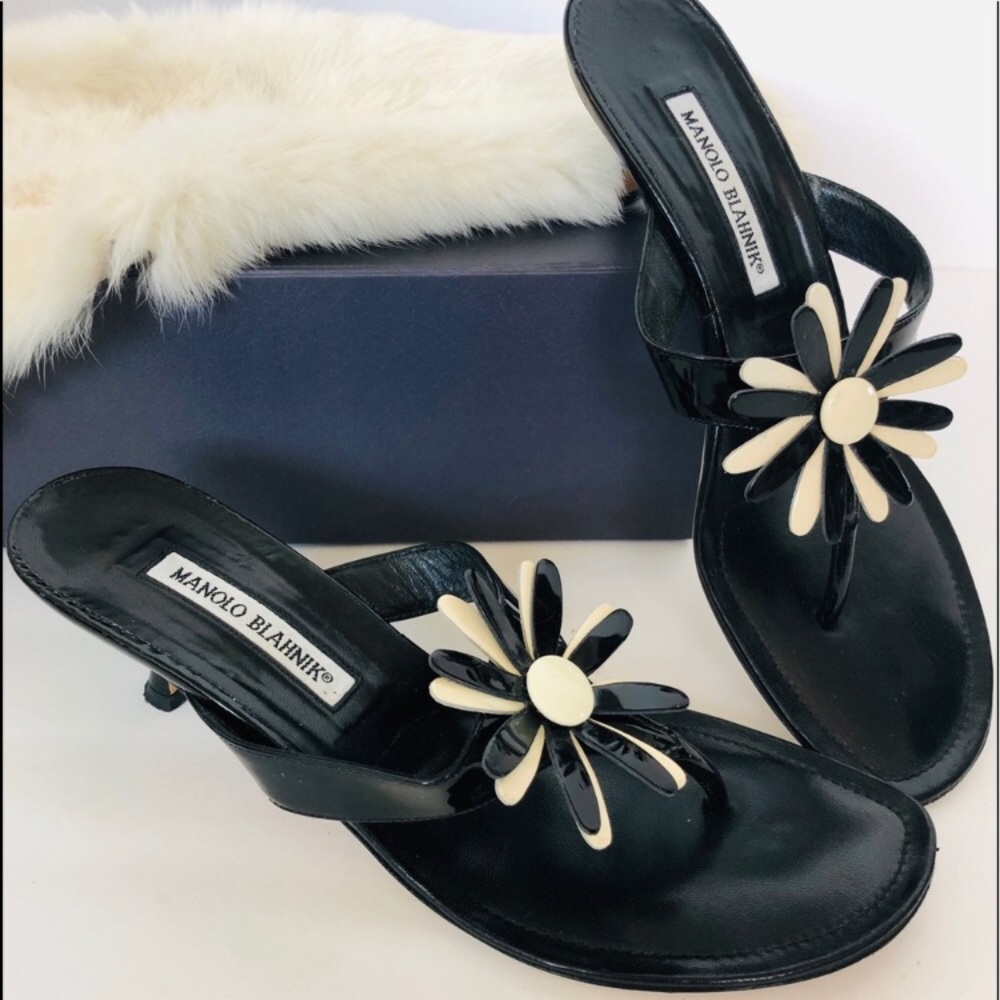 Manolo Blahnik ♥️Patent leather flower thong